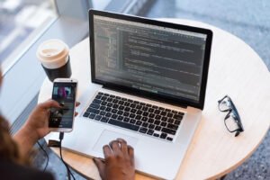 好きな飲み物飲みながらノートパソコンでソースコードの編集とスマホで表示確認